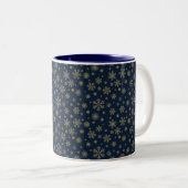 Elegant Gold Snowflake Winter Pattern ツートーンマグカップ (正面右)