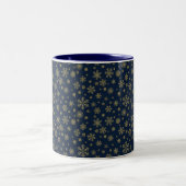 Elegant Gold Snowflake Winter Pattern ツートーンマグカップ (中央)