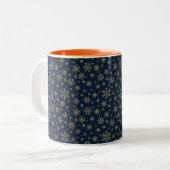 Elegant Gold Snowflake Winter Pattern ツートーンマグカップ (正面左)