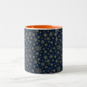 Elegant Gold Snowflake Winter Pattern ツートーンマグカップ (中央)