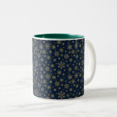 Elegant Gold Snowflake Winter Pattern ツートーンマグカップ (正面右)