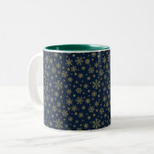 Elegant Gold Snowflake Winter Pattern ツートーンマグカップ (正面左)