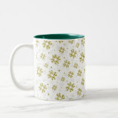 Elegant Gold Snowflake Winter Pattern ツートーンマグカップ (左)