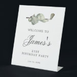 Elegant Golf 21st Birthday Party Welcome 台座サイン<br><div class="desc">この卓上台座の看板でエレガントお客様を歓迎する。トップはゴルフ飾アクセサリー付き – ゴルフクラブ、ゴルフボール、帽子と手袋。水彩デザインは美しく伝統的クラシックを作り出す。クラブや裏庭のバーベキューでのバースデーバッシュに最適。すべての文字は簡単に編集できる。これらのプロフェッショナルDIYテンプレートで迅速かつ簡単に完璧な誕生日パーティーの装飾を作成する。</div>