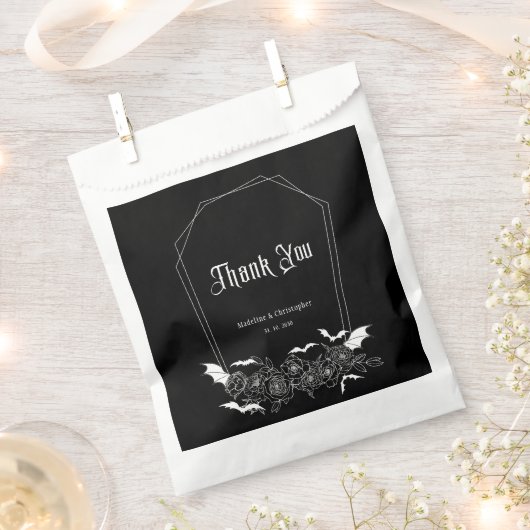 Elegant Gothic Floral Black Wedding フェイバーバッグ (クリップ留めされた状態)