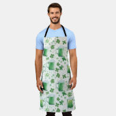 Elegant Green Beer Mugs and Shamrocks White エプロン (着用した状態)