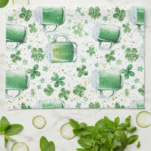 Elegant Green Beer Mugs and Shamrocks White キッチンタオル (折り畳み)