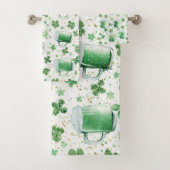 Elegant Green Beer Mugs and Shamrocks White バスタオルセット (インサイチュ)
