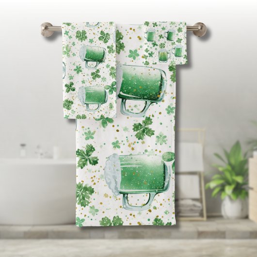 Elegant Green Beer Mugs and Shamrocks White バスタオルセット