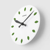 Elegant Green Laurel Leaves on White ラウンド壁時計 (傾斜)