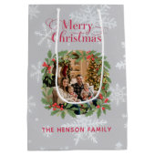 Elegant Holly Wreath Merry Christmas Photo ミディアムペーパーバッグ (裏面)