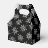 Elegant Ice Crystals Snowflakes Pattern on Black フェイバーボックス (裏面サイド)