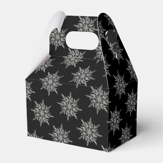 Elegant Ice Crystals Snowflakes Pattern on Black フェイバーボックス (正面サイド)