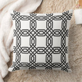Elegant Interlocking Chain Medallion Throw Pillow  クッション (ブランケット)
