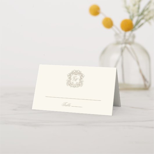 Elegant Ivory Vintage Crest Monogram Wedding プレイスカード (正面)