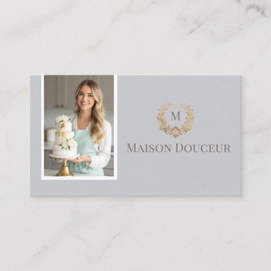 Elegant Luxury Home Baker Floral Crest Monogram 名刺 (正面)