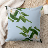 Elegant Magnolia Blossom Throw Pillow クッション (ブランケット)