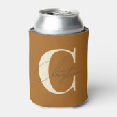 Elegant Mid-Century Modern Monogram Burnt Sand 缶クーラー (缶正面)