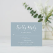Elegant Minimal Dusty Blue Wedding RSVP インビテーションポストカード (スタンド正面)