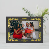 Elegant Minimalist Greneery Christmas Family Photo 箔シーズンカード (立ち正面)