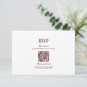 Elegant Modern Burgundy Wedding QR Code RSVP エンクロージャーカード (スタンド正面)