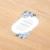 Elegant Modern Dusty Blue Floral Wedding アクリル招待状 (レイダウン)