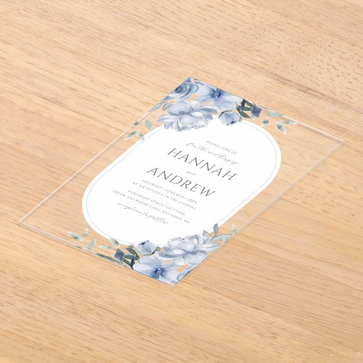 Elegant Modern Dusty Blue Floral Wedding アクリル招待状 (レイダウン)