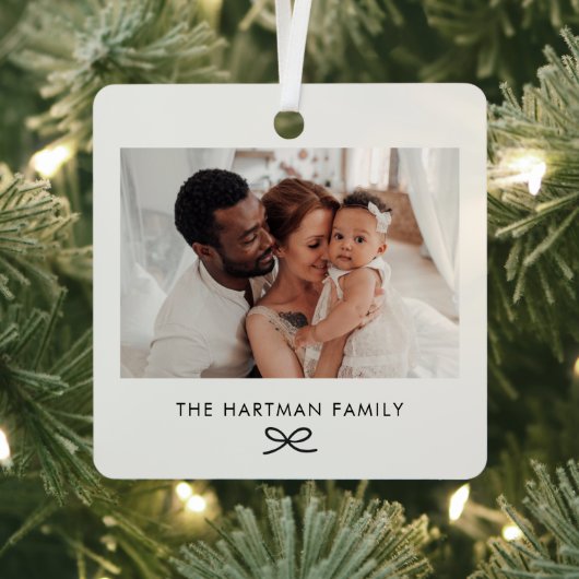 Elegant Modern Minimal Bow Family Photo Christmas メタルオーナメント (インサイチュ)