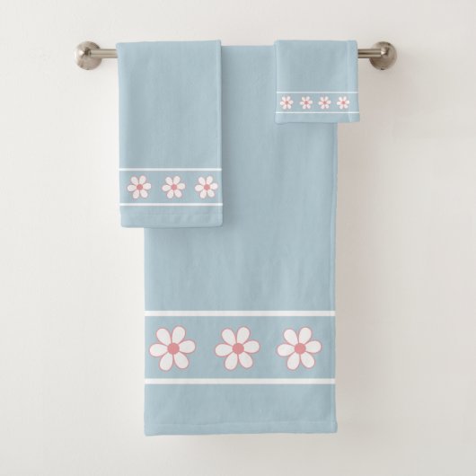 Elegant, Modern White Flowers on Light Blue バスタオルセット (インサイチュ)