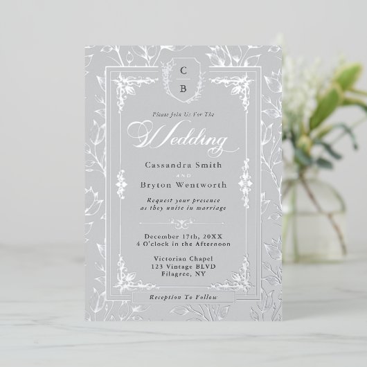 Elegant Monogram Crest Gray Silver Frame Wedding  箔招待状 (立ち正面)