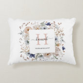 Elegant Monogram Pretty Beige Blue Flowers Floral アクセントクッション (正面)