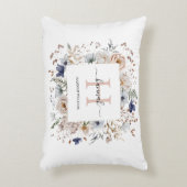 Elegant Monogram Pretty Beige Blue Flowers Floral アクセントクッション (正面(垂直))