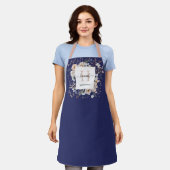 Elegant Monogram Pretty Beige Blue Flowers Floral エプロン (着用した状態)