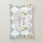 Elegant Monogram White Roses Green Leaves Diamond アクセントクッション (正面(垂直))