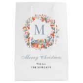 Elegant Monogram Wreath Dusty Blue Christmas ミディアムペーパーバッグ (裏面)