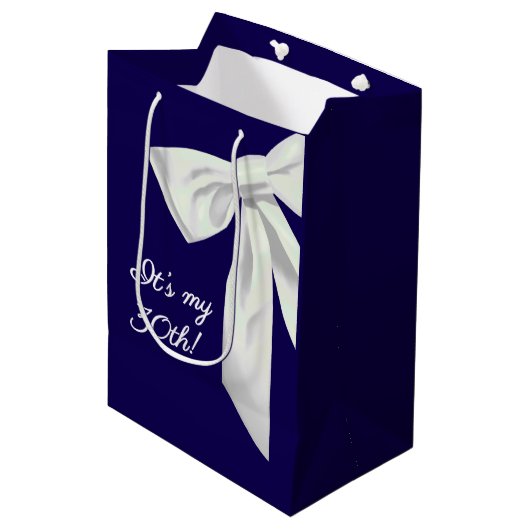 Elegant Navy Blue Birthday Gift Bag with White Bow ミディアムペーパーバッグ (正面アングル)