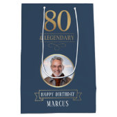 Elegant Navy & Gold 80th & Legendary Birthday ミディアムペーパーバッグ (裏面)