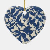 Elegant Pigeons in White and Blue セラミックオーナメント (裏面)