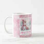 Elegant Pink Snowman Cozy Winter Forest Scene Xmas コーヒーマグカップ (左)