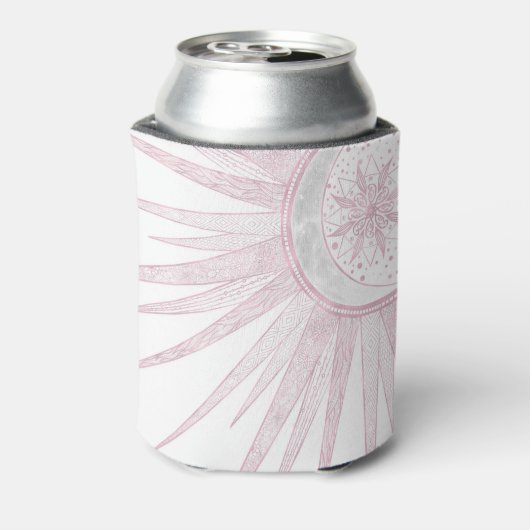 Elegant Pink Sun Moon Doodle Mandala White Design 缶クーラー (缶裏面)