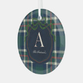 Elegant Preppy Plaid Monogram Christmas ガラスオーナメント (正面左)