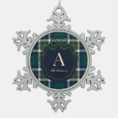 Elegant Preppy Plaid Monogram Christmas スノーフレークピューターオーナメント (正面)