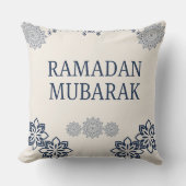 Elegant Ramadan Mubarak Throw Pillow クッション (正面)