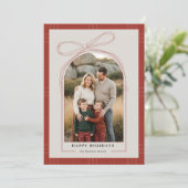 Elegant Red Bow Plaid Family Arch Photo Christmas シーズンカード (スタンド正面)
