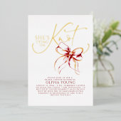 Elegant Red Bow She's Tying The Knot Bridal Shower 箔招待状 (立ち正面)