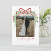 Elegant Red Bow with Greenery Photo Christmas シーズンカード (スタンド正面)