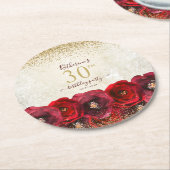 Elegant Red Rose Floral Gold 30th Birthday Party ラウンドペーパーコースター (アングル)