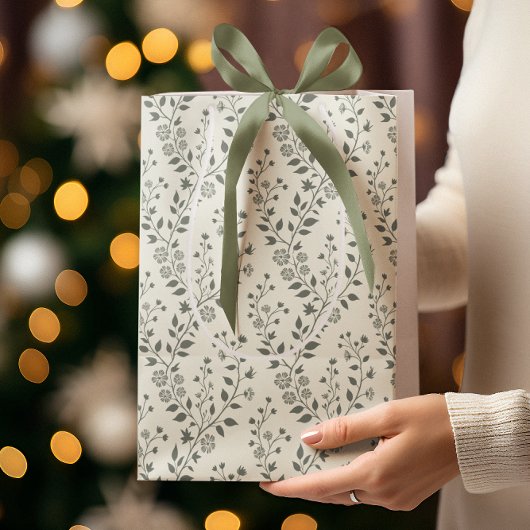 Elegant Sage Cream Minimalist Boho Floral Pattern ミディアムペーパーバッグ