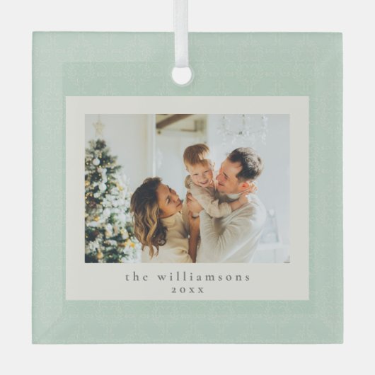 Elegant Sage Green Family Photo Keepsake Christmas ガラスオーナメント (正面)