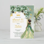 Elegant Sage Green Rose Floral Sweet 16 Party 箔招待状 (立ち正面)